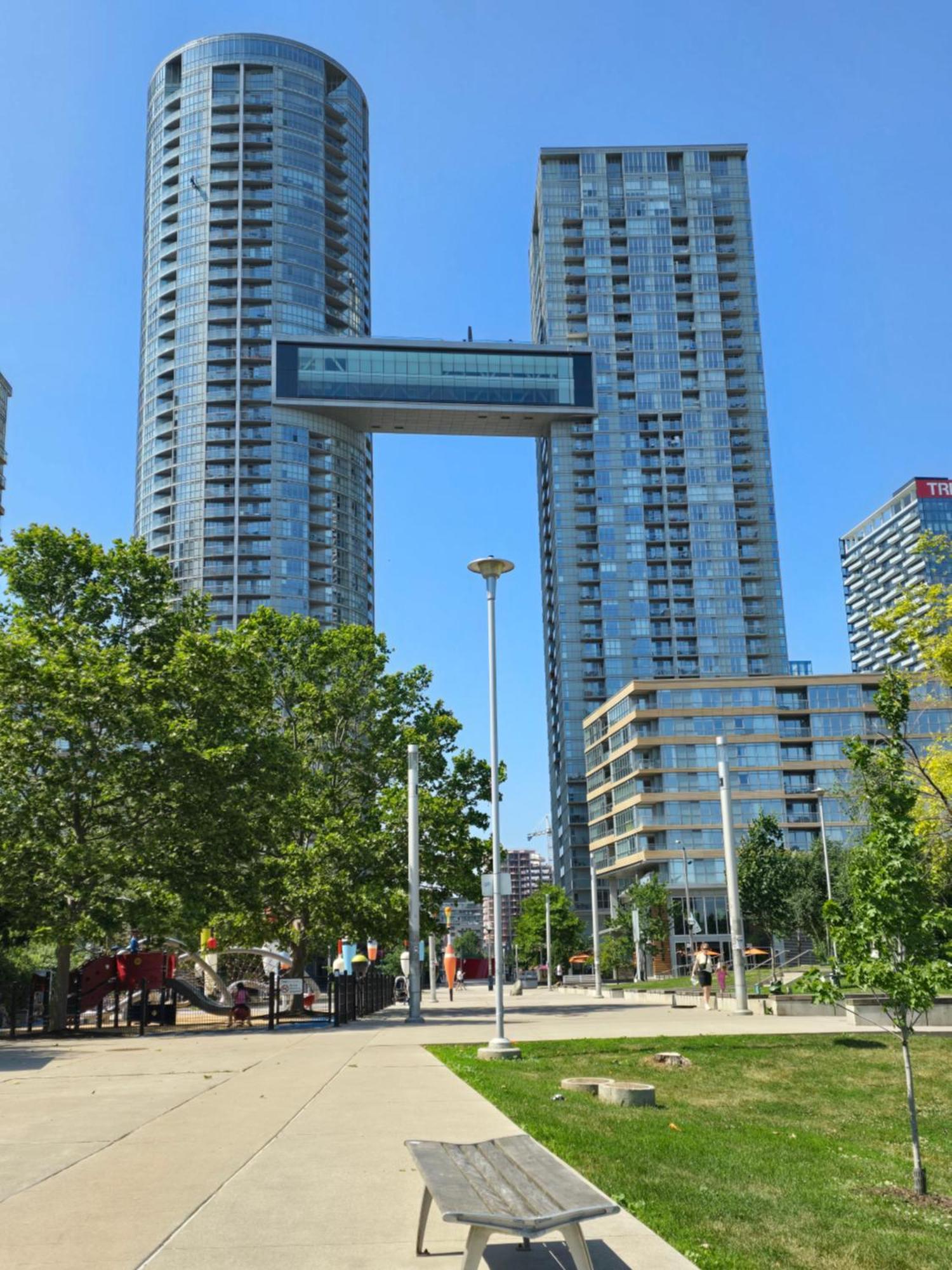 Apartment Downtown Condo, Free Indoor Parking With Amazing View *