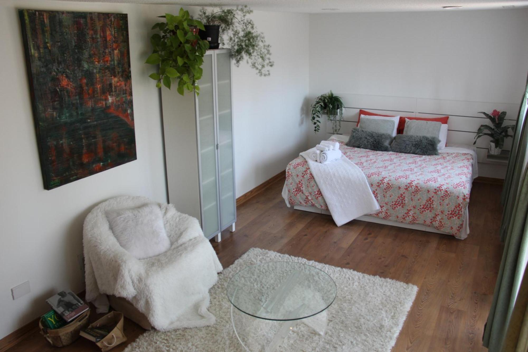 Serene Don River Nature Retreat- 2br Apartment, Private Patio, Free Breakfast & Parking Apartment *