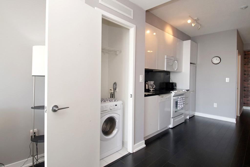 Whitehall Suites - Lakeview Suites Apartment Toronto
