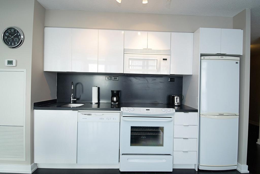 Whitehall Suites - Lakeview Suites Apartment *