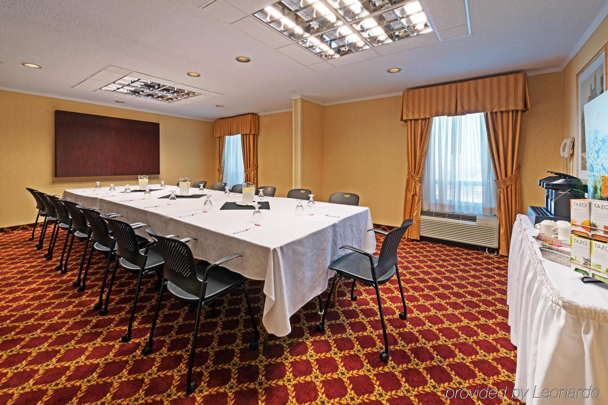 Crowne Plaza Airport By Ihg 4*