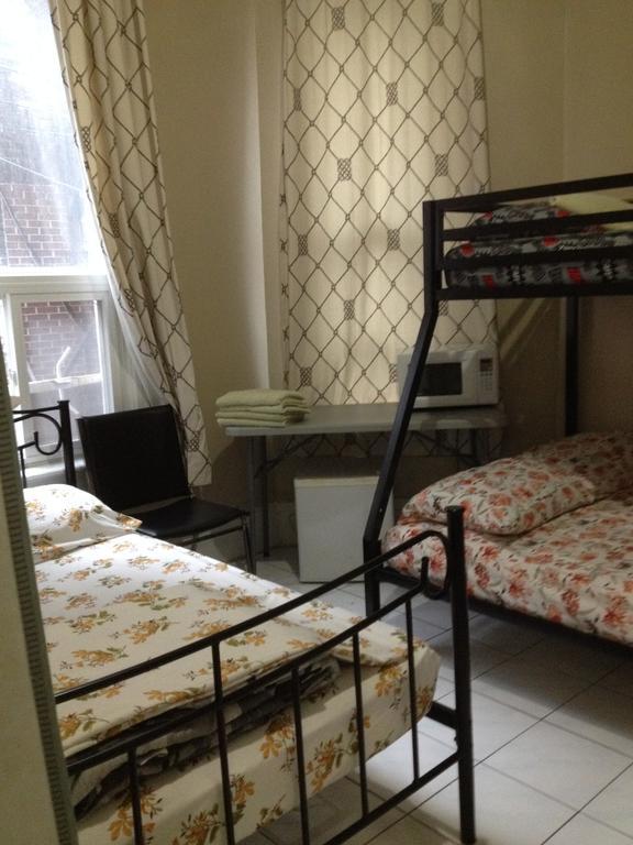 Guest house Travellers Toronto