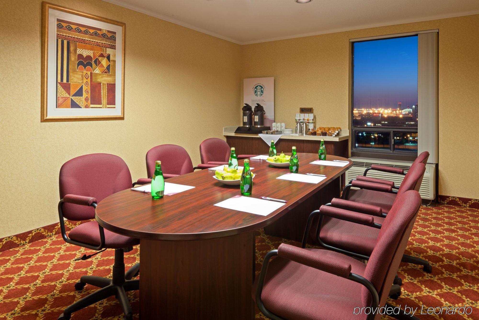 Hotel Crowne Plaza Airport By Ihg 4*
