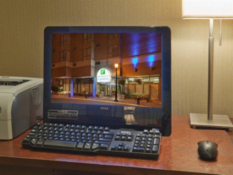 Hotel Express Downtown By Ihg Toronto