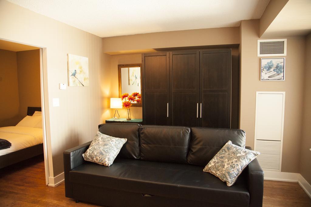 Red Maple - Blue Jays Way Apartment