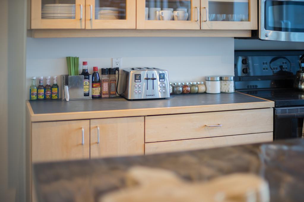 Applewood Suites - 2 Story Ossington Loft Apartment *