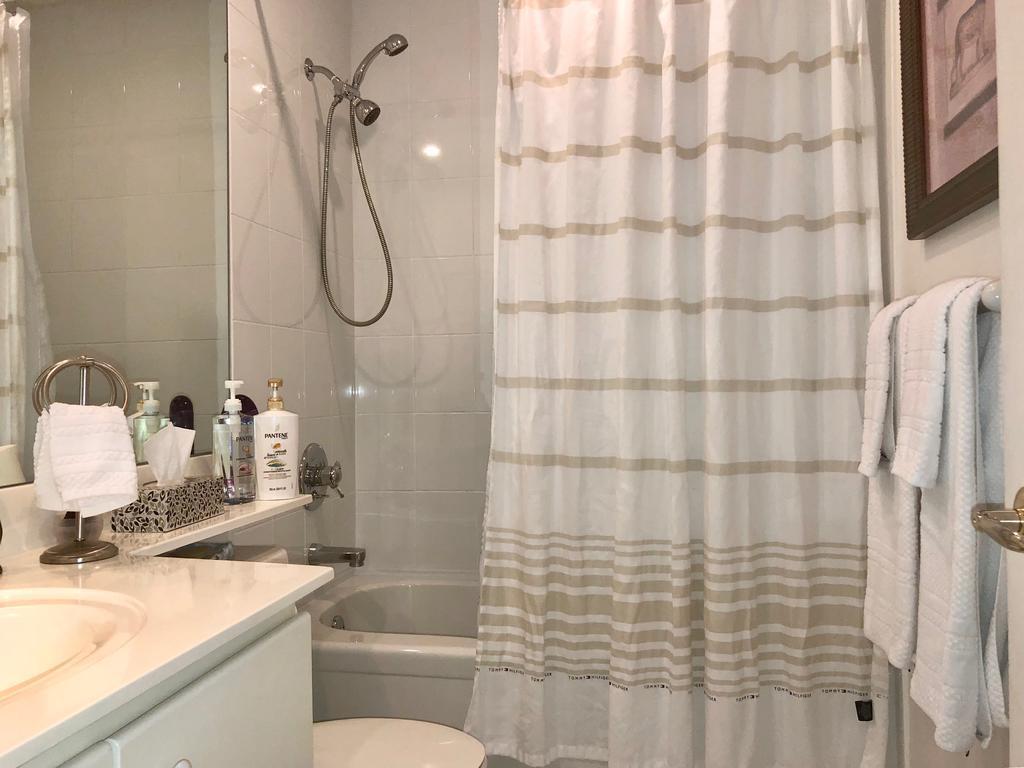 City Stay Condos - Downtown Toronto, Simcoe Street Apartment
