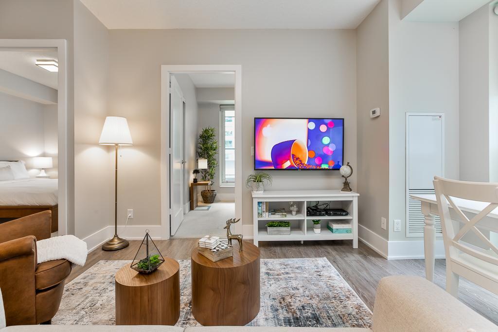 Breathtaking 3-bedroom In The Heart Of Downtown Apartment *