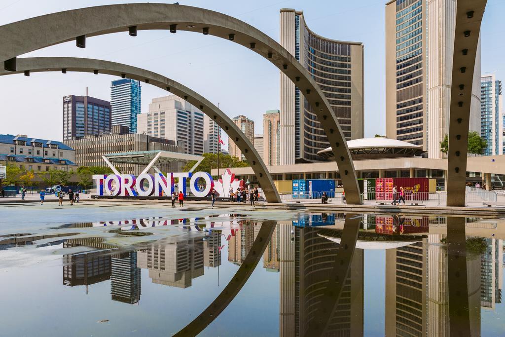Breathtaking 3-bedroom In The Heart Of Downtown Apartment *
