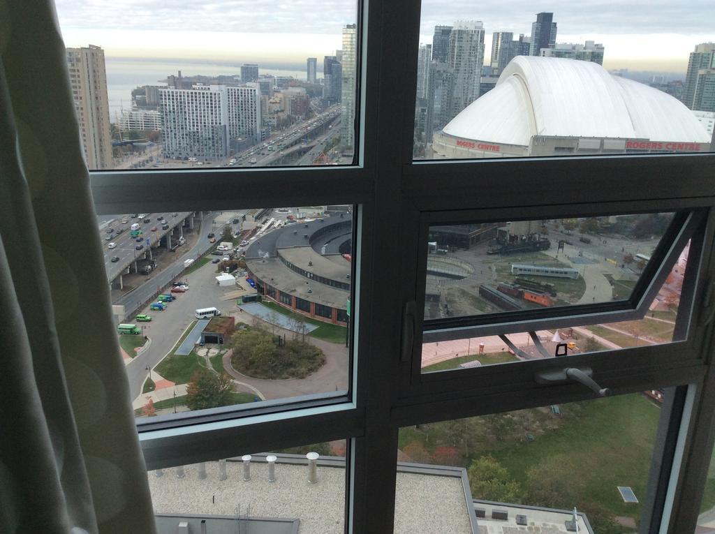 Overlooking Cn Tower, Rogers, Islands * Toronto