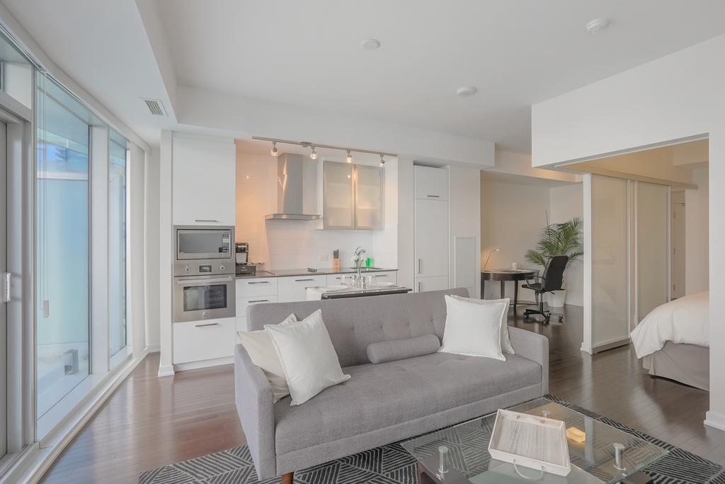 Noel - York And Simcoe St. Apartment
