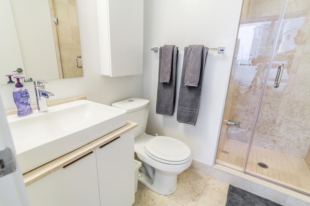 Apartment Aoc Suites - Two Bedroom Condo - City/Cn Tower View Toronto