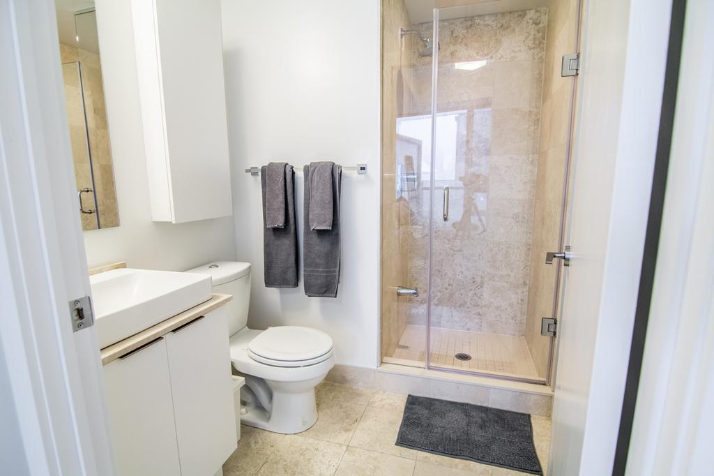Aoc Suites - Two Bedroom Condo - City/Cn Tower View Toronto