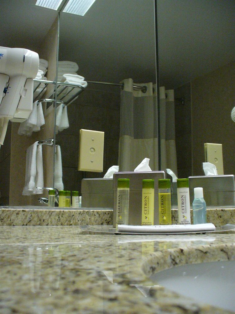 Hotel Delta By Marriott Airport & Conference Centre 4*