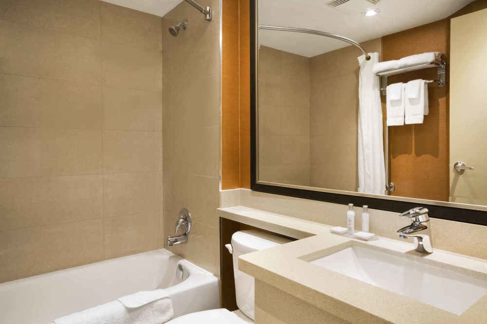 Travelodge By Wyndham East Hotel