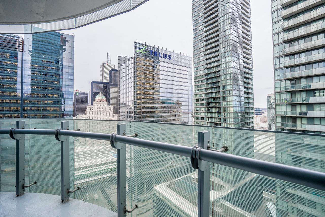 Aaira Suites At York Street * Toronto