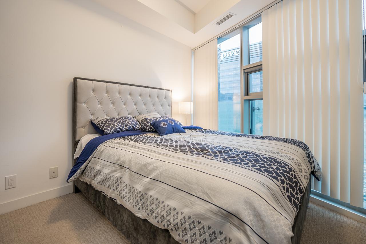 Aaira Suites At York Street Toronto