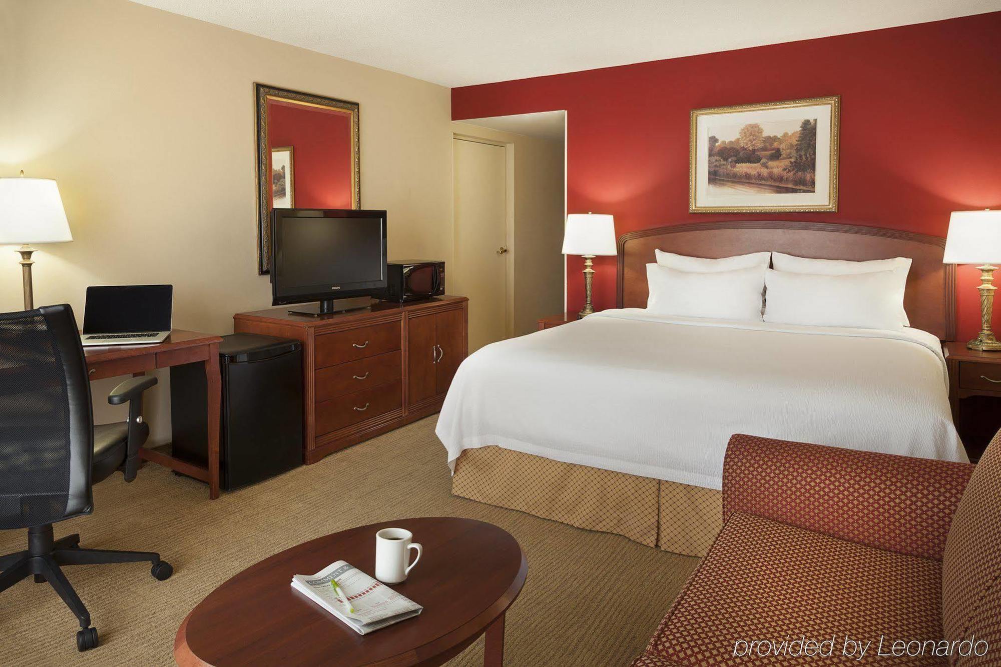 Courtyard By Marriott Airport