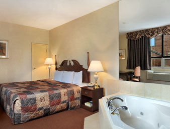Howard Johnson By Wyndham Downtown West Toronto