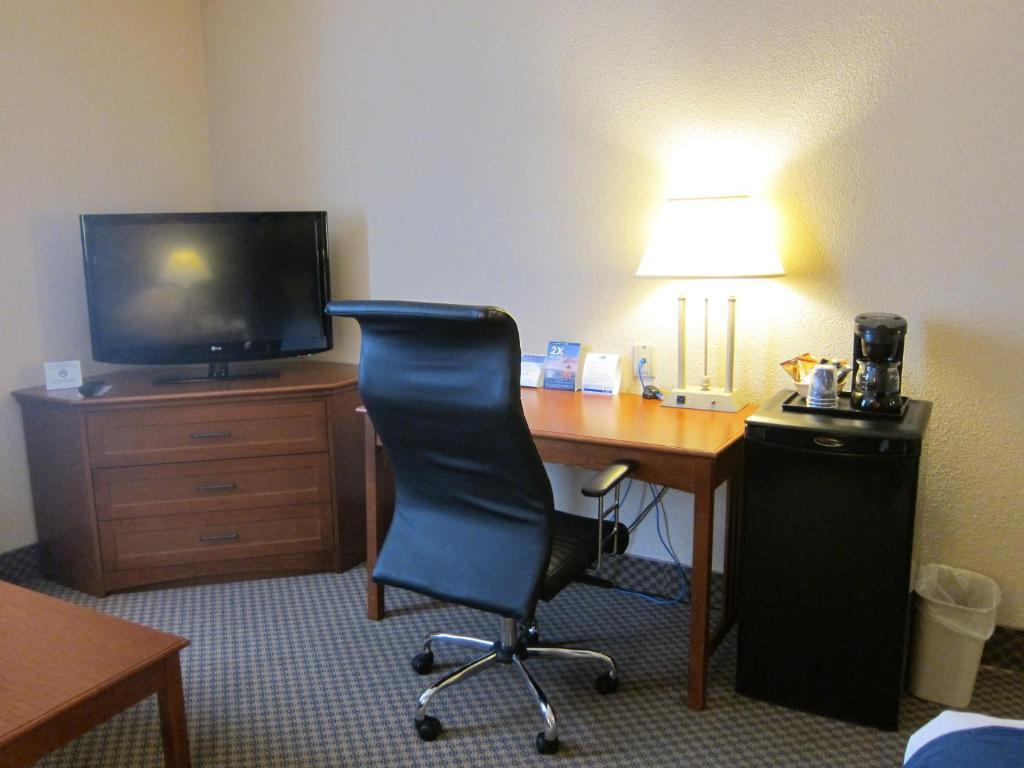 Express East, An Ihg 2* Toronto
