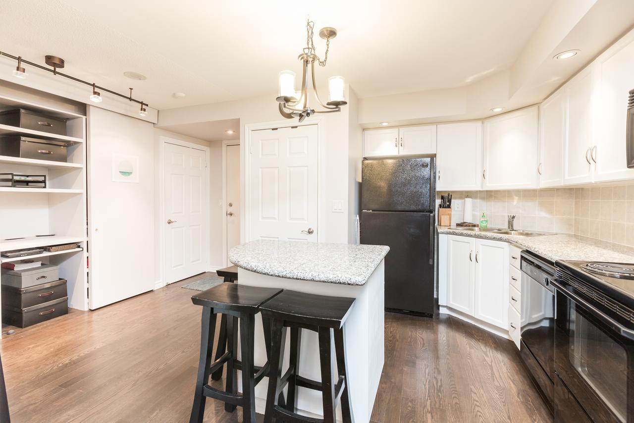 Applewood - 1 Bdrm Wellington West Apartment Toronto