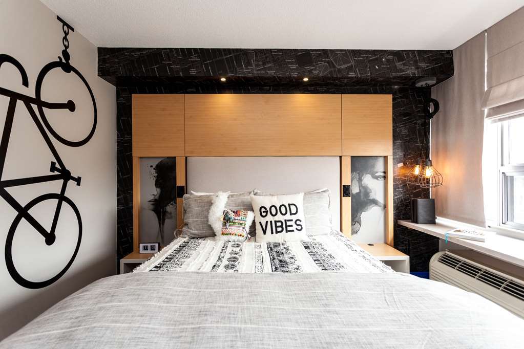 Bond Place 3*