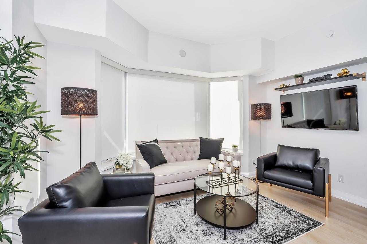 Classic & Trendy Yorkville Apartment