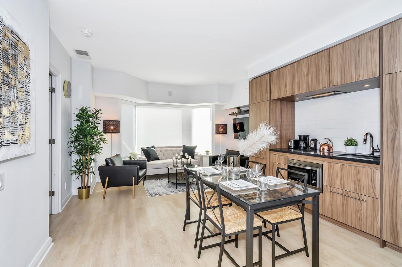 Classic & Trendy Yorkville Apartment