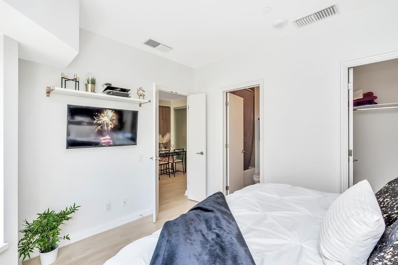 Classic & Trendy Yorkville Apartment *