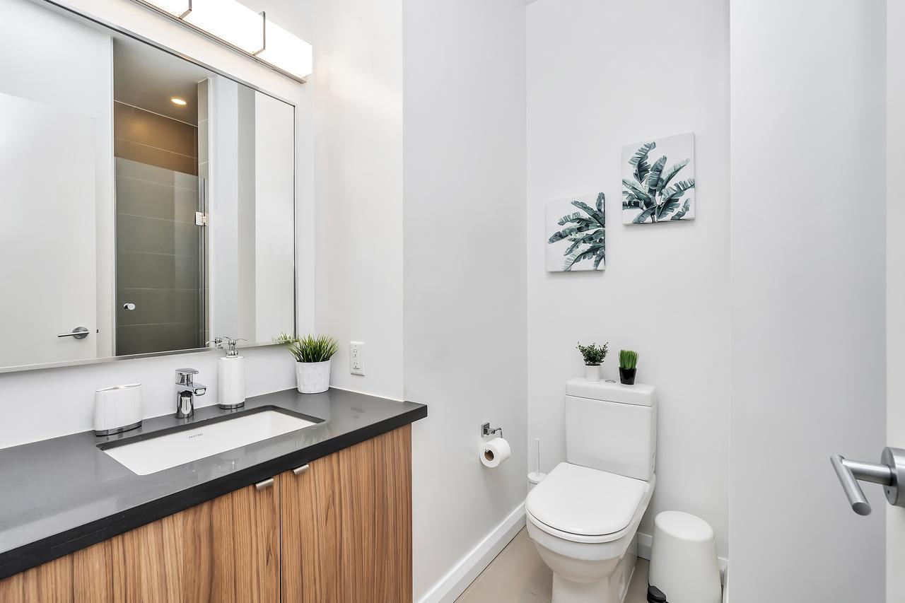 Classic & Trendy Yorkville Apartment *