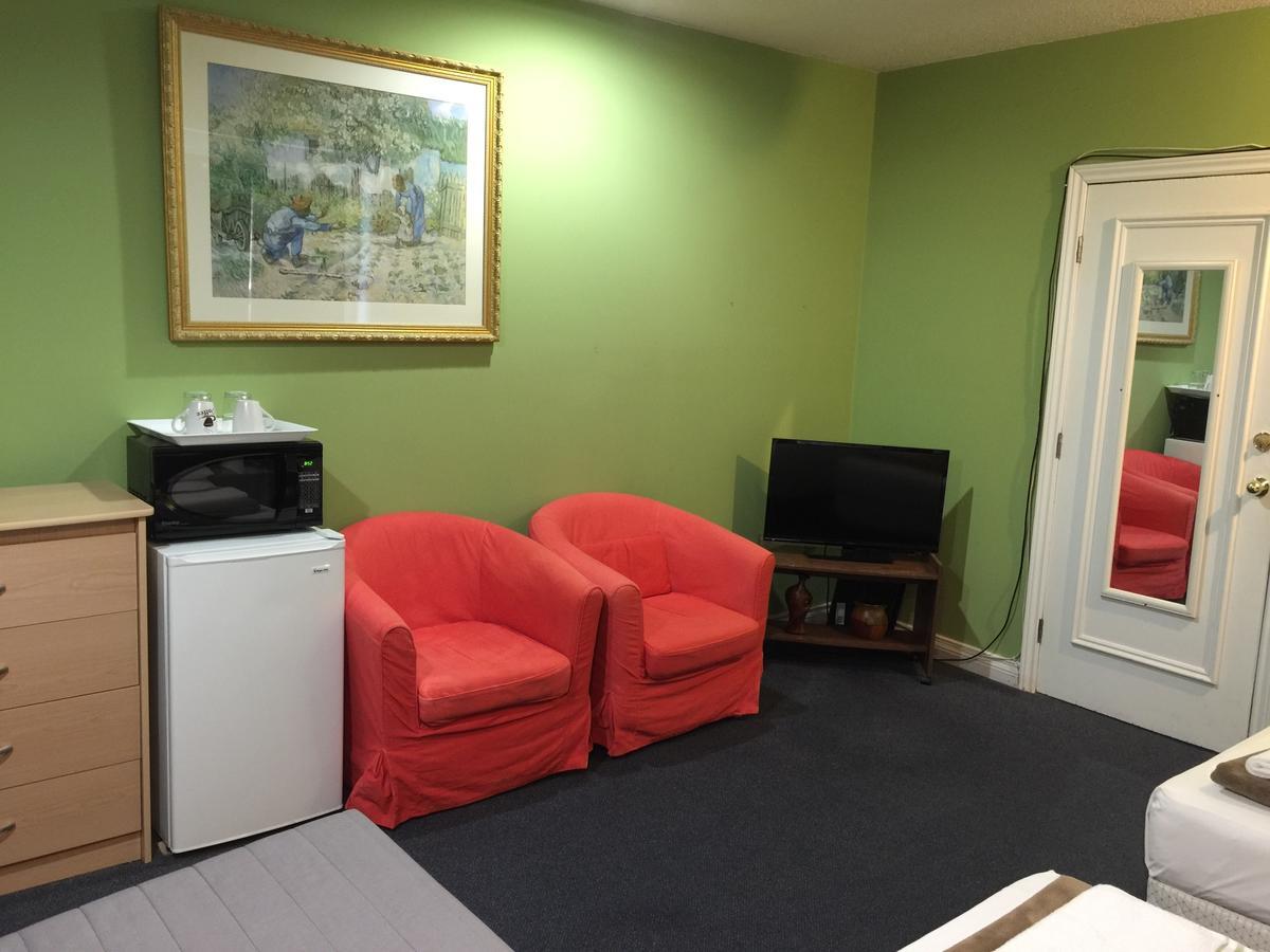 Guest house Adas Toronto