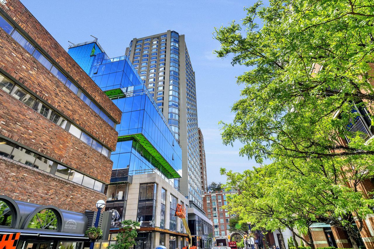 Classic & Trendy Yorkville Apartment