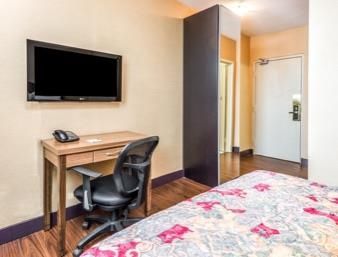 Howard Johnson By Wyndham Downtown West *