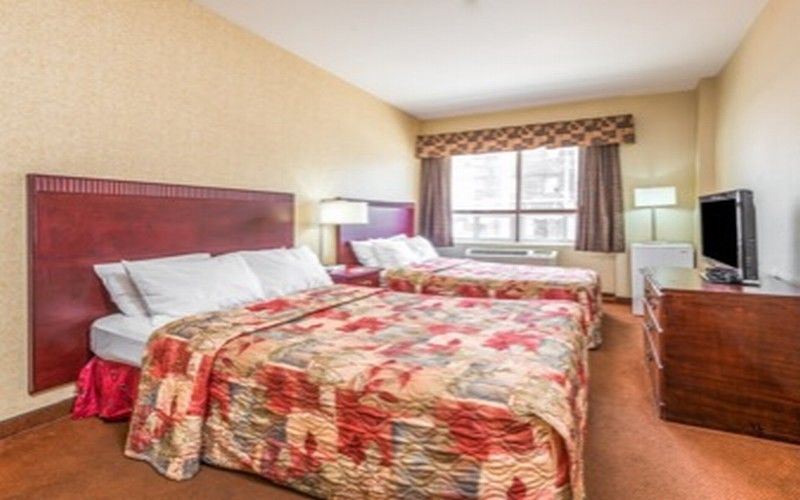 Howard Johnson By Wyndham Downtown West Toronto
