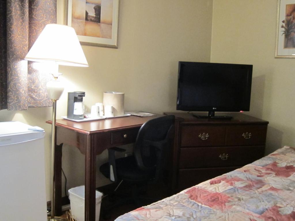 Howard Johnson By Wyndham Downtown West Toronto