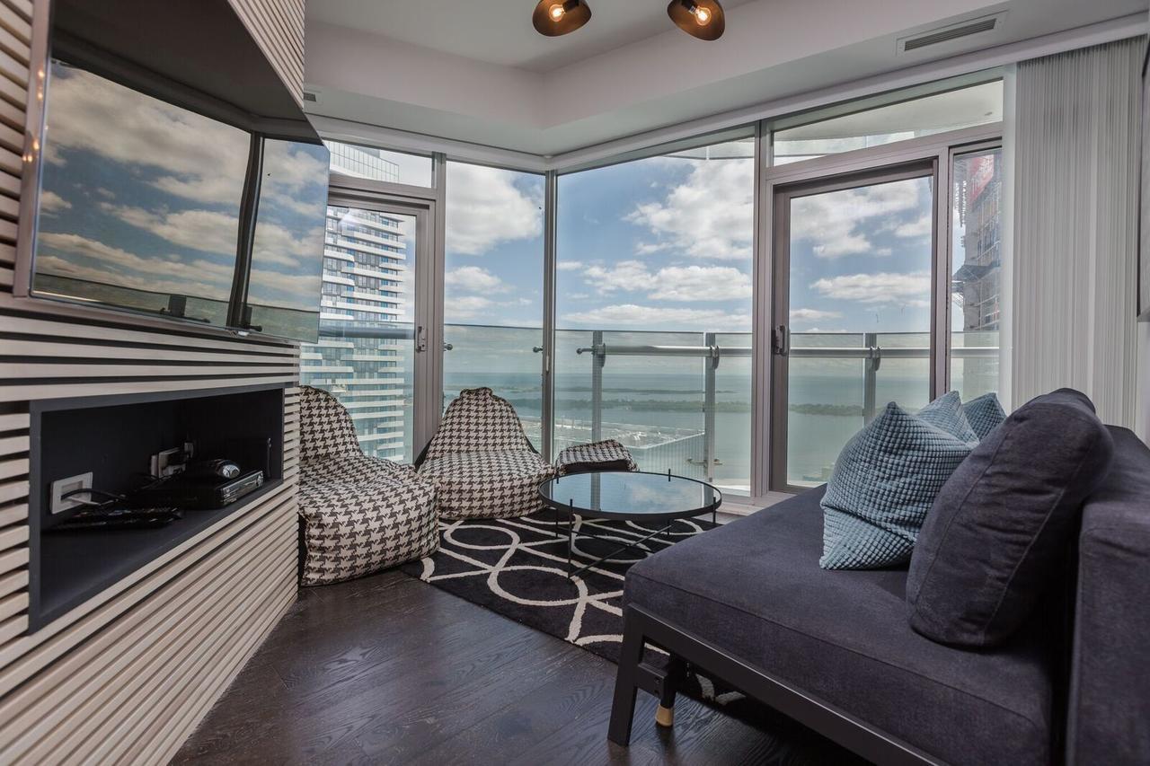 Applewood - 3 Bdrm Luxury Lakeview