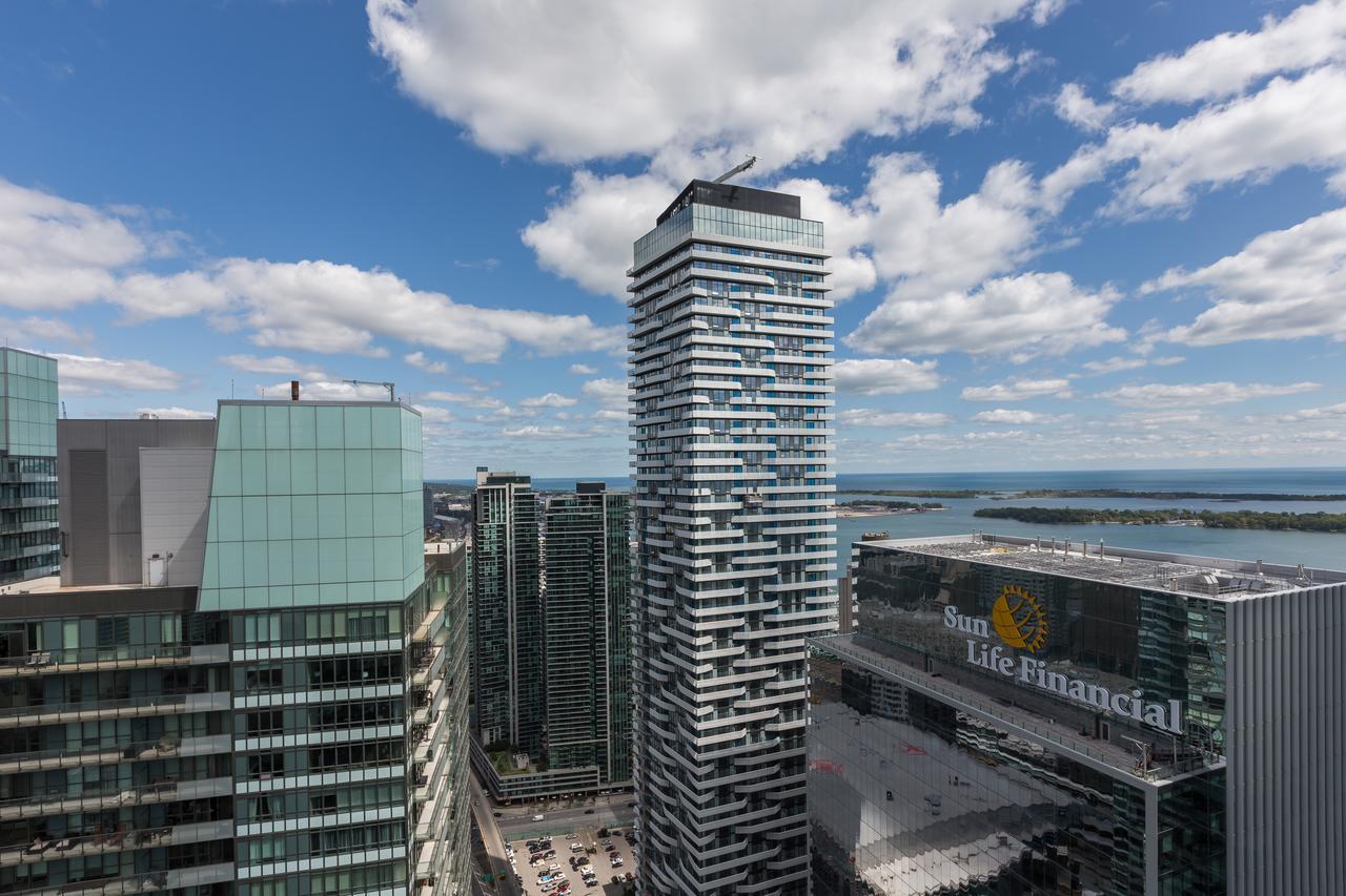 Applewood - 3 Bdrm Luxury Lakeview
