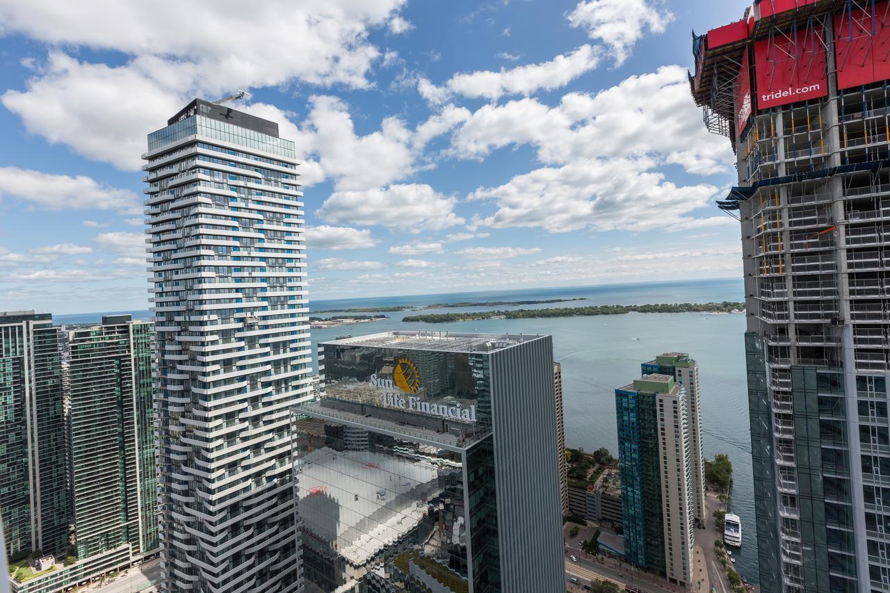 Applewood - 3 Bdrm Luxury Lakeview Apartment Toronto