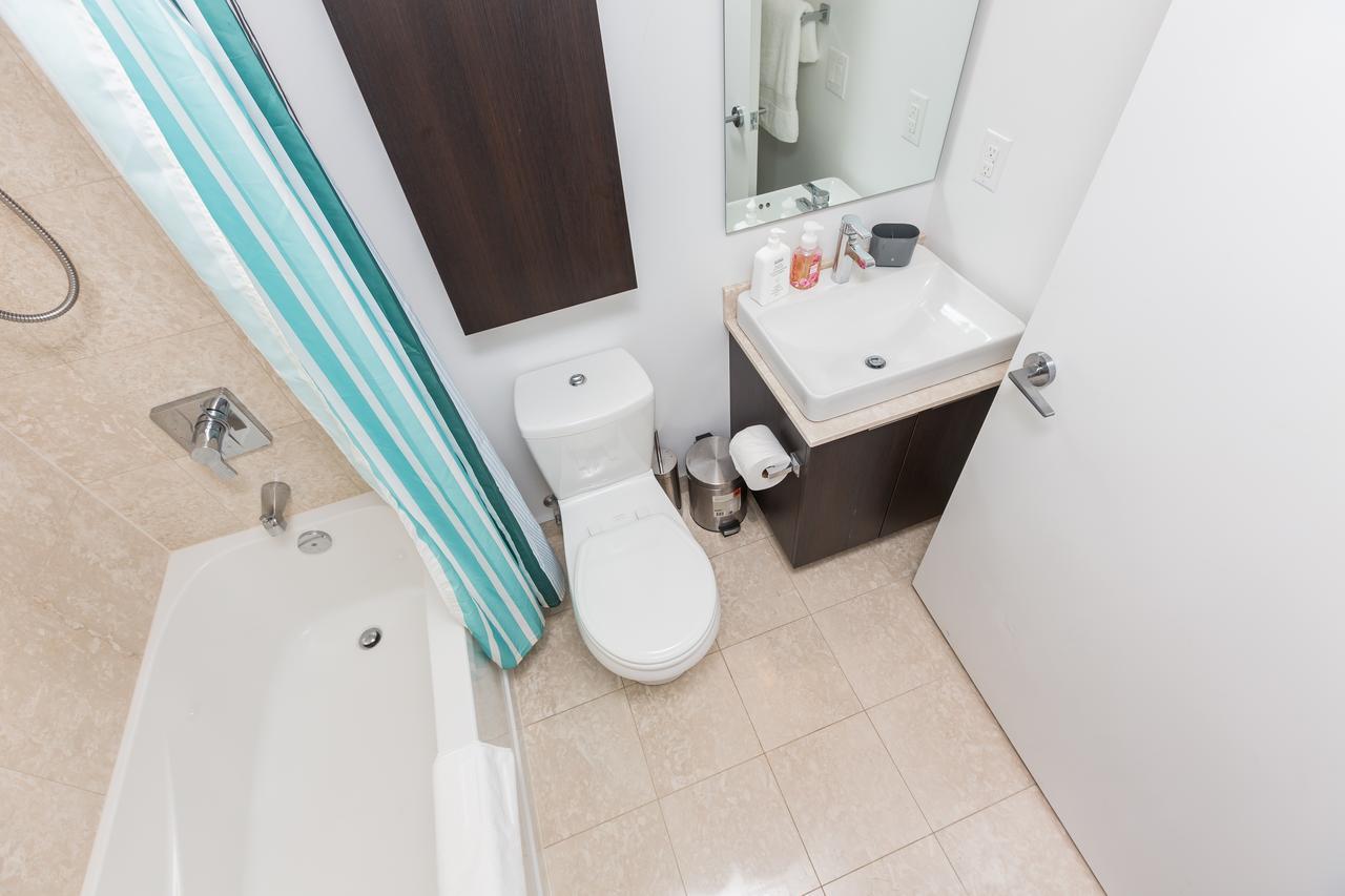 Applewood - 3 Bdrm Luxury Lakeview Apartment *