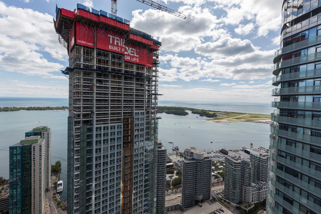 Applewood - 3 Bdrm Luxury Lakeview Apartment *