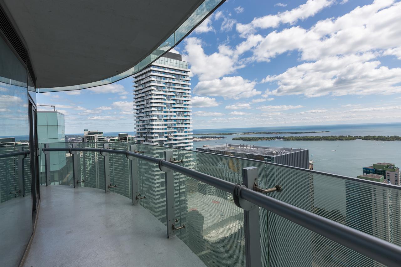 Applewood - 3 Bdrm Luxury Lakeview Apartment
