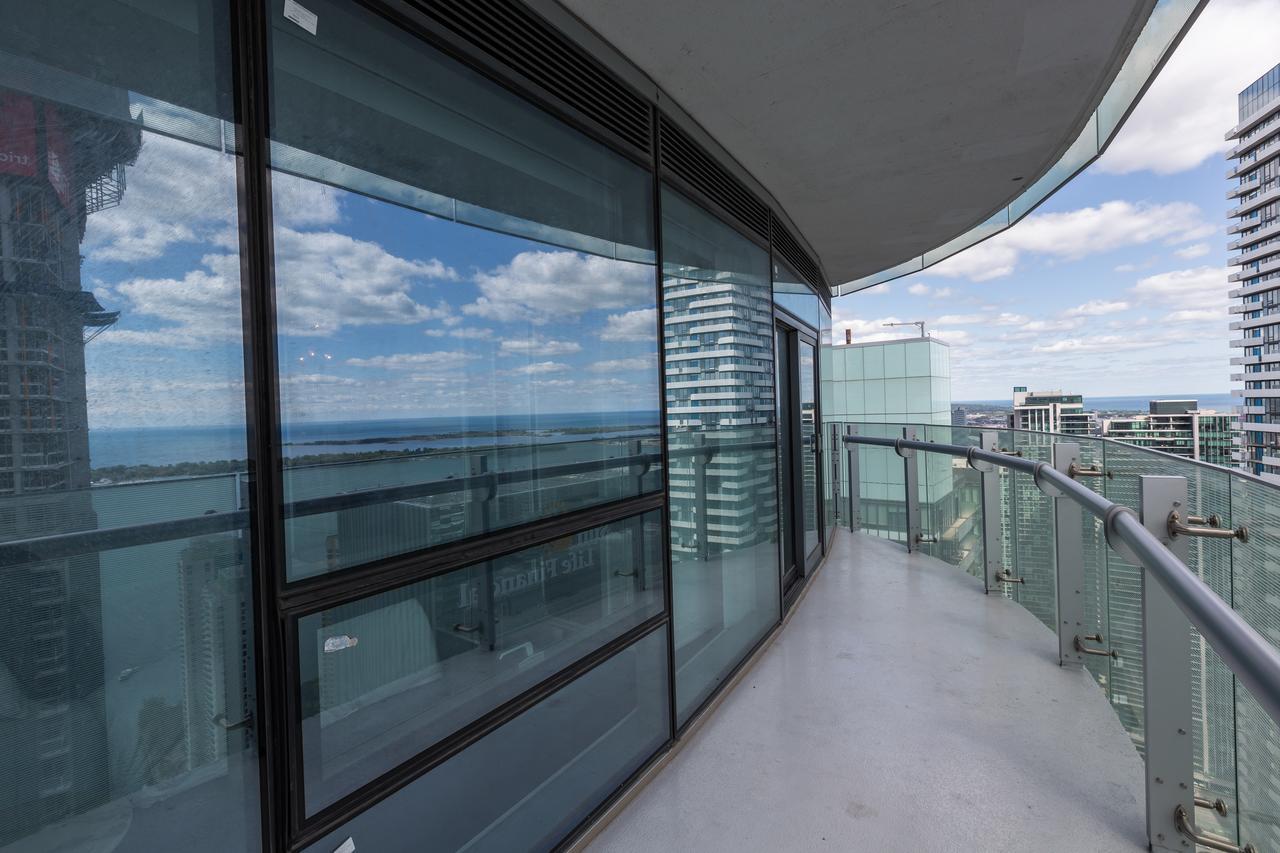 Applewood - 3 Bdrm Luxury Lakeview