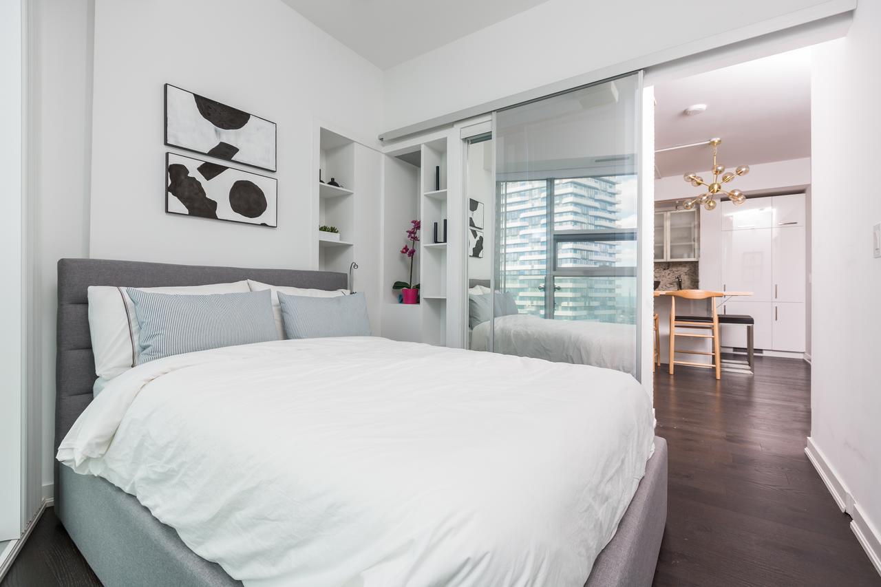 Applewood - 3 Bdrm Luxury Lakeview *