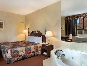 Howard Johnson By Wyndham Downtown West Toronto