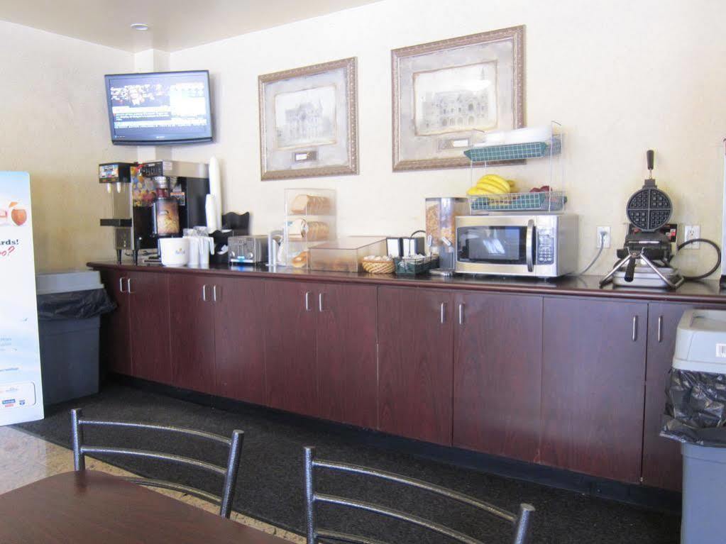 Days By Wyndham East Lakeview Hotel Toronto