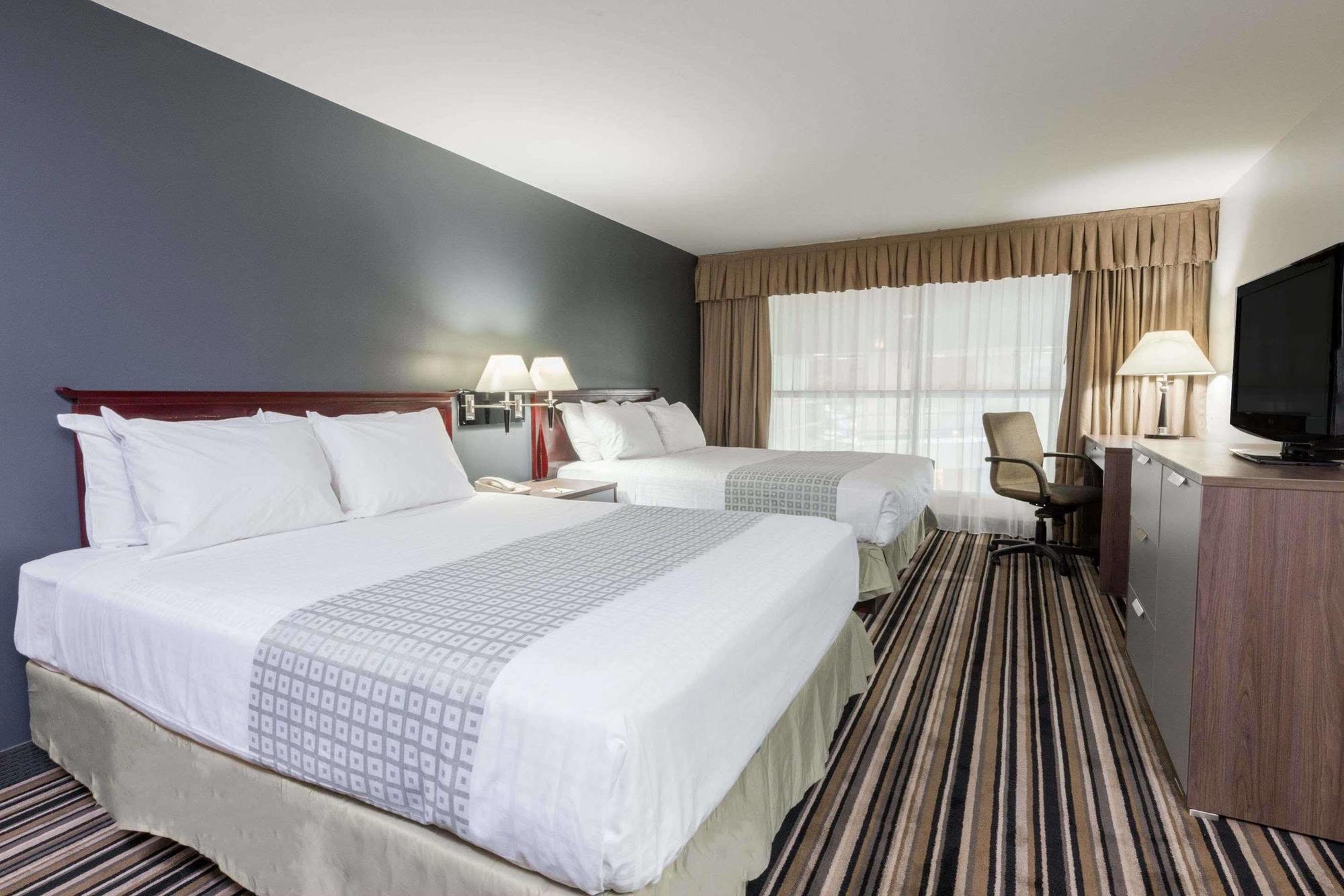 Hotel Super 8 By Wyndham Downtown