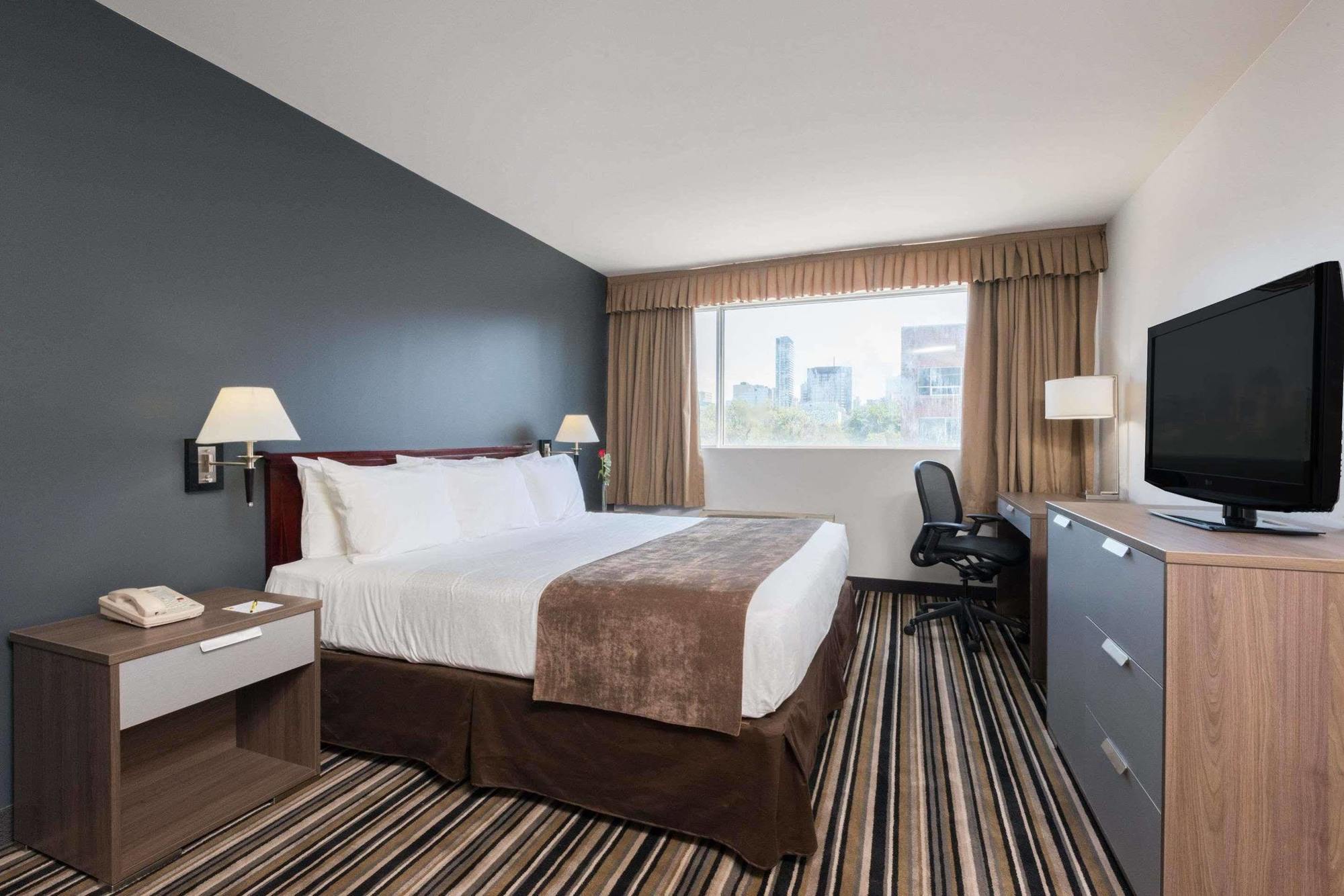 Super 8 By Wyndham Downtown