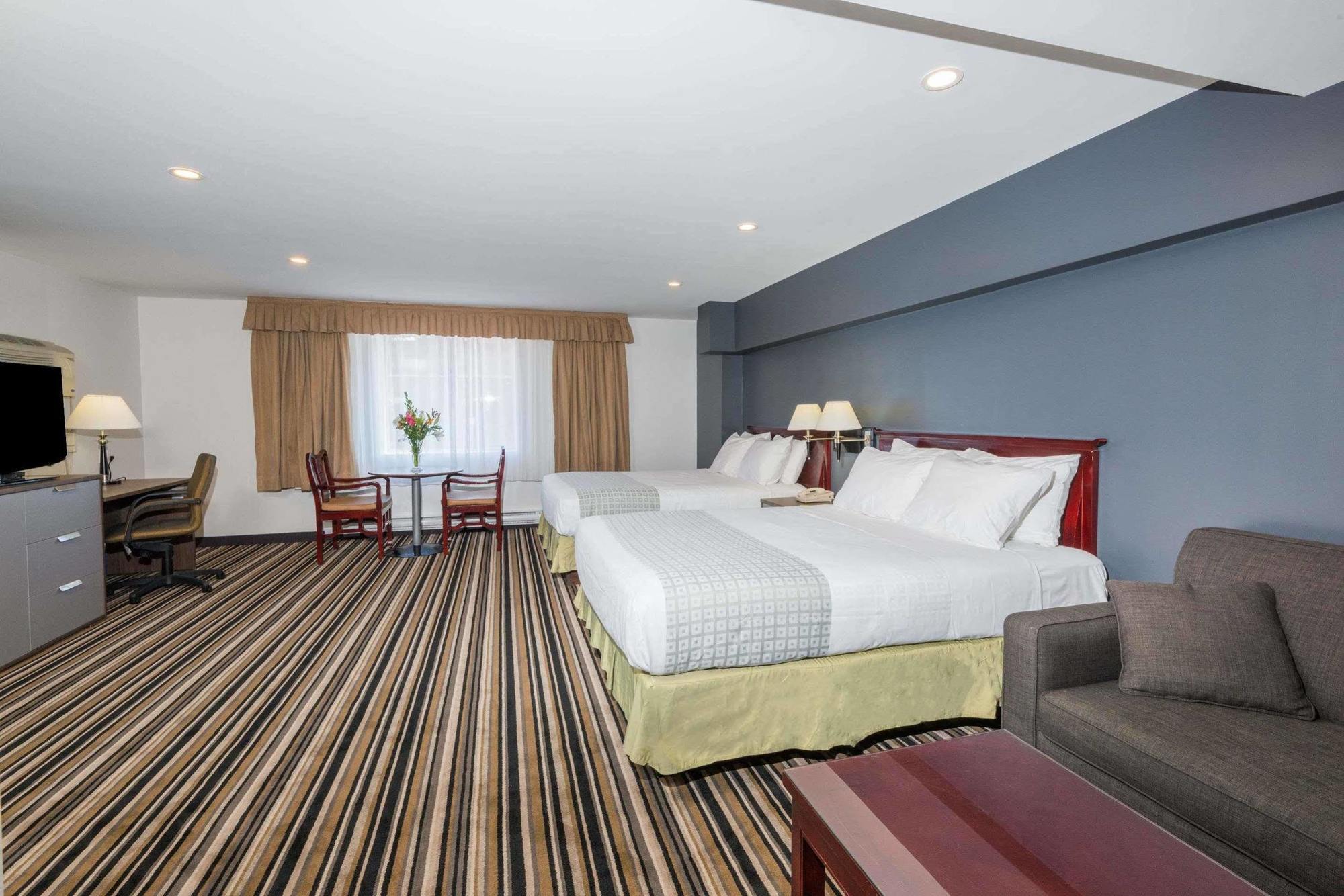 Hotel Super 8 By Wyndham Downtown Toronto