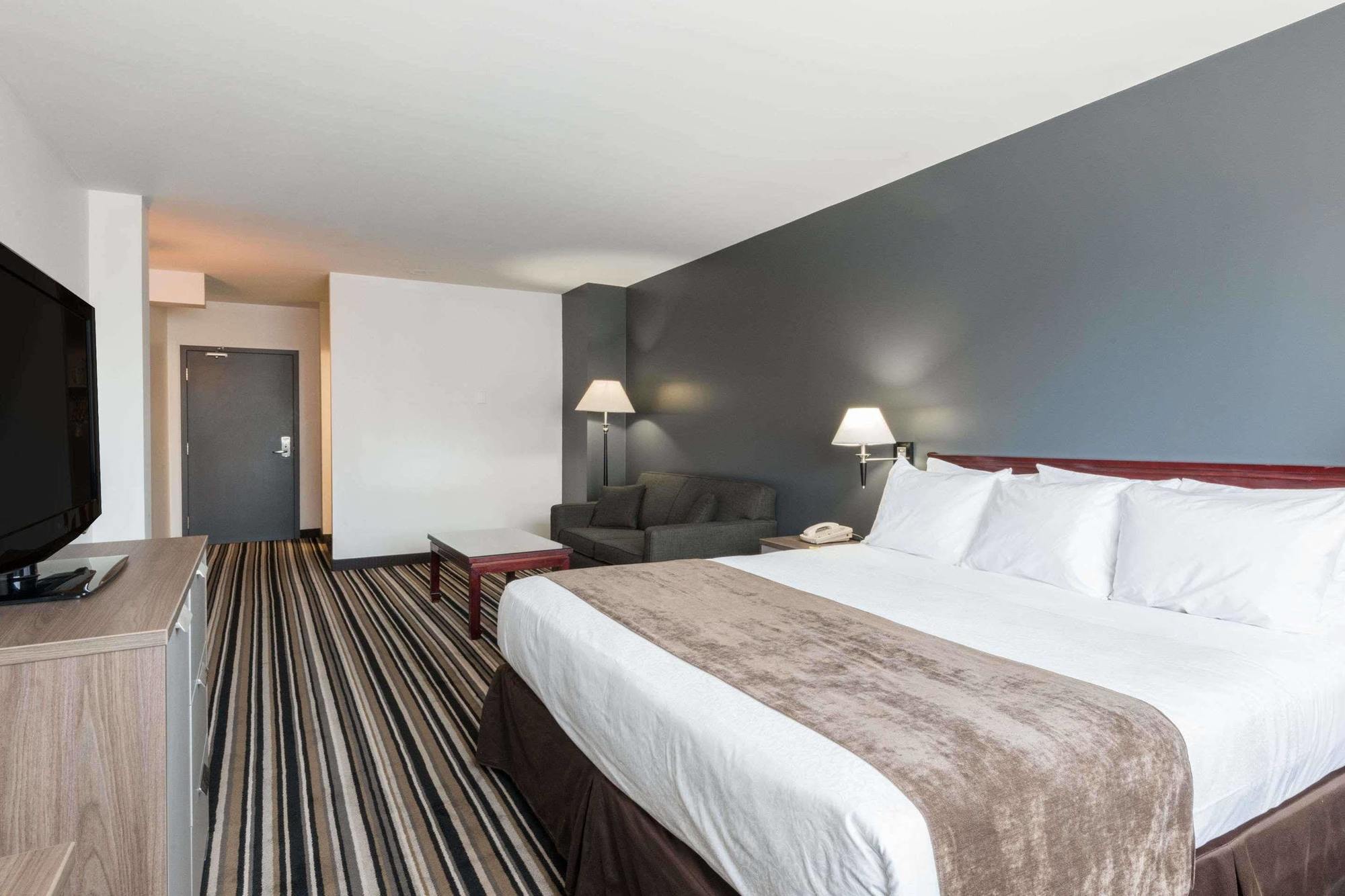 Hotel Super 8 By Wyndham Downtown 2*