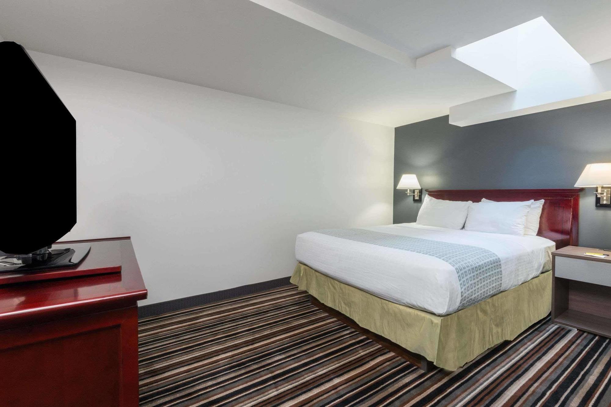 Super 8 By Wyndham Downtown Toronto
